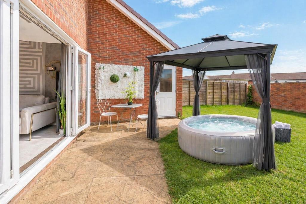 Maidstone Spacious Retreat — photo 3